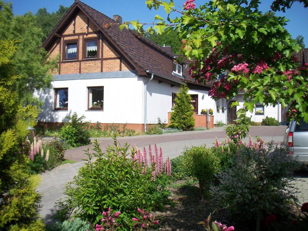 een huis met bloemen ervoor bij Appartement 2 Garten in Bergen auf Rügen