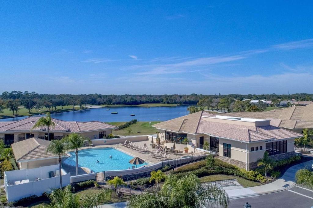 Hồ bơi trong/gần Hyland Hills Ave