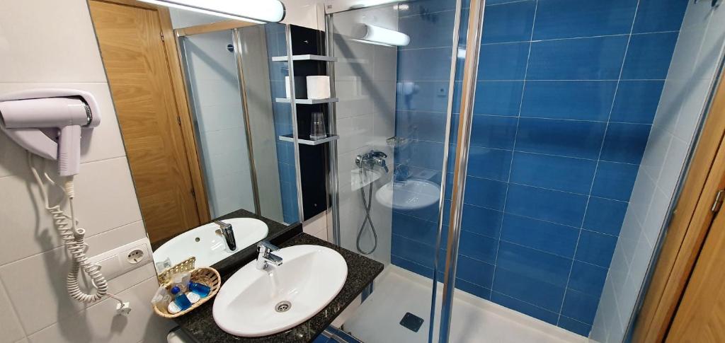 a bathroom with a sink and a glass shower at Hotel Casa Ramon Molina Real in Molinaseca