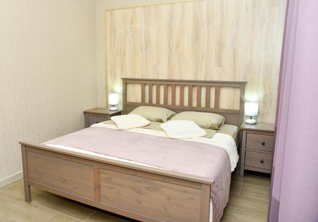 ヨシュカル・オラにあるHotel "Vernissage"のベッドルーム1室(大型ベッド1台、ナイトスタンド2台付)