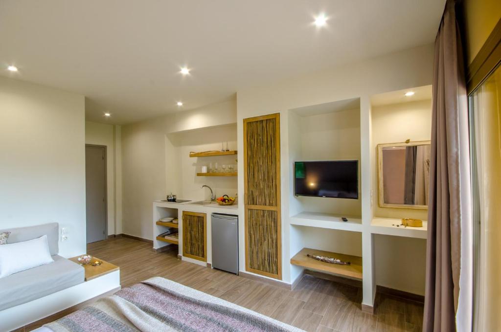 Uma televisão e/ou sistema de entretenimento em Forest Resort Suites Skiathos