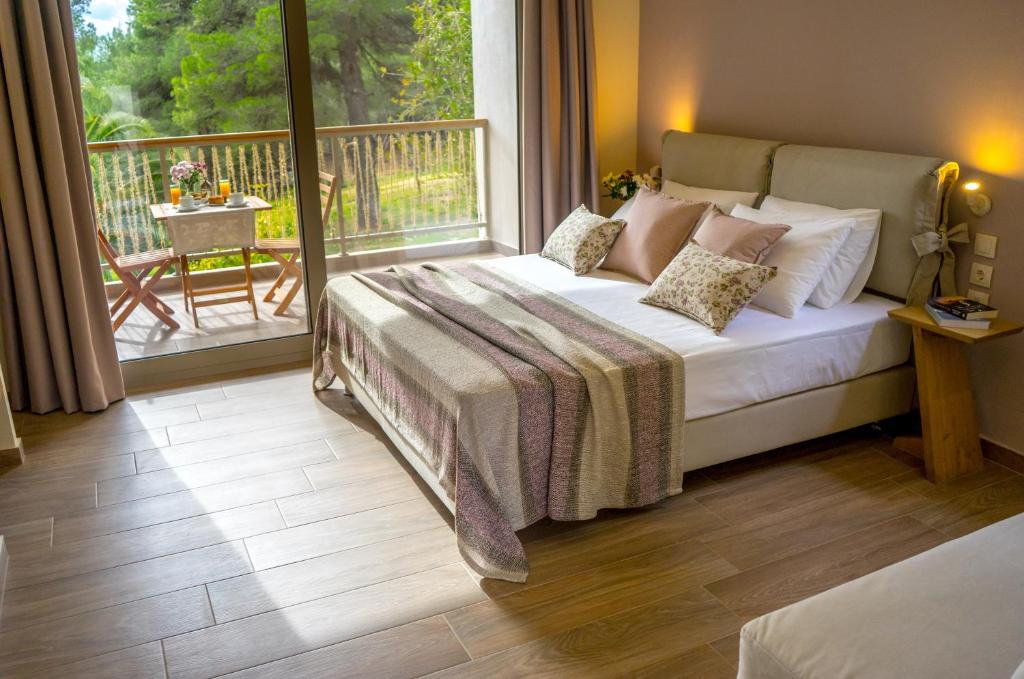 Uma cama ou camas num quarto em Forest Resort Suites Skiathos