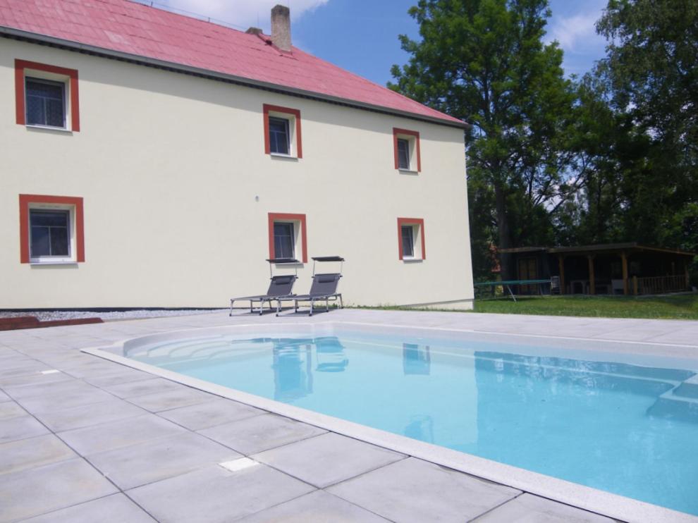 Bazén v ubytování Holiday Home Žlábek nebo v jeho okolí