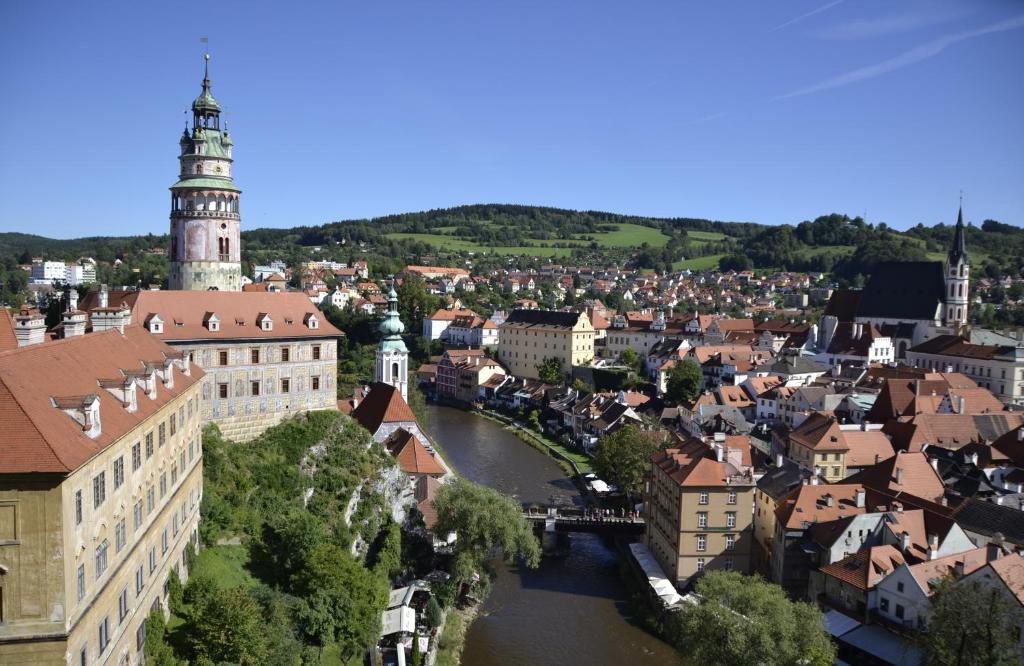 Nespecifikovaný výhled na destinaci Horní Planá nebo výhled na město při pohledu z vily