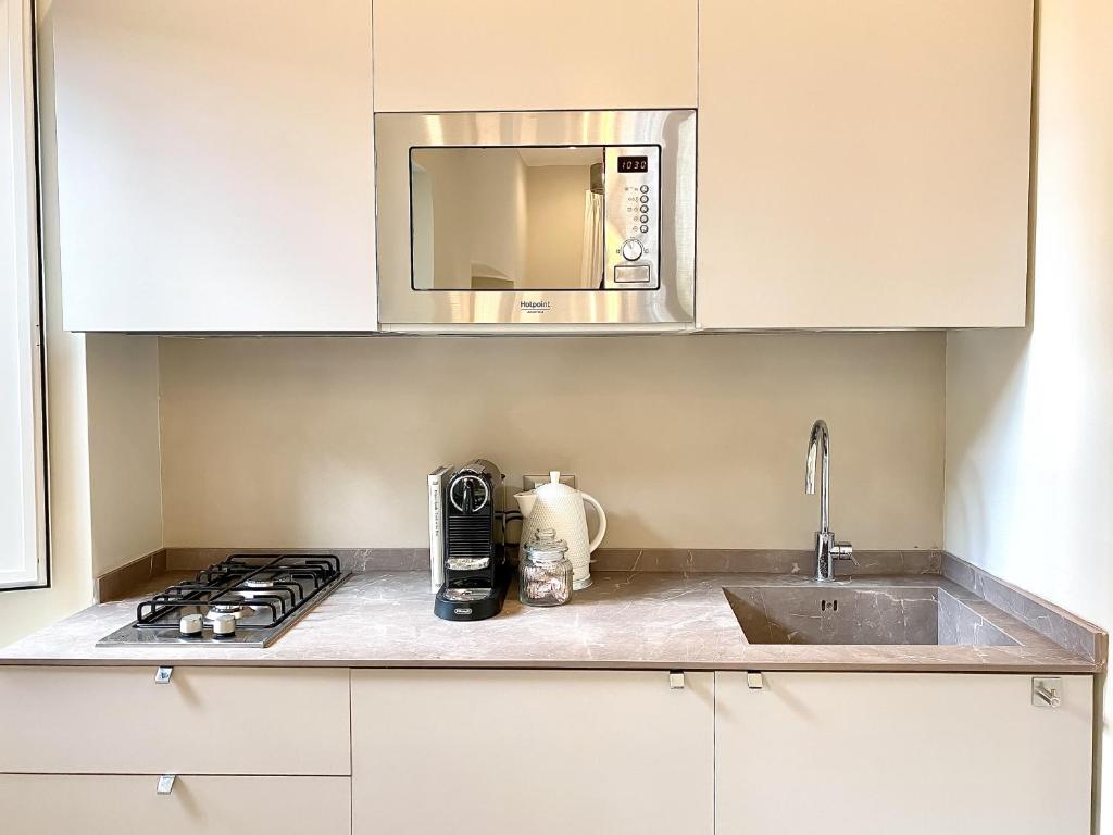 Kuchyň nebo kuchyňský kout v ubytování Longo Suites