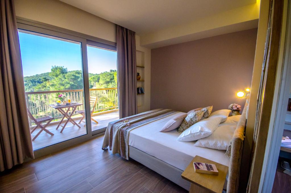 Uma cama ou camas num quarto em Forest Resort Suites Skiathos