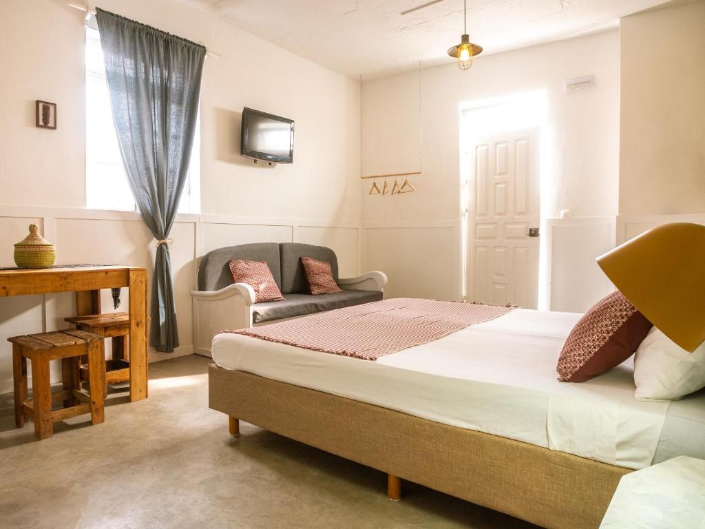Un pat sau paturi într-o cameră la Casa Blu Guesthouse - Maison d'hôtes