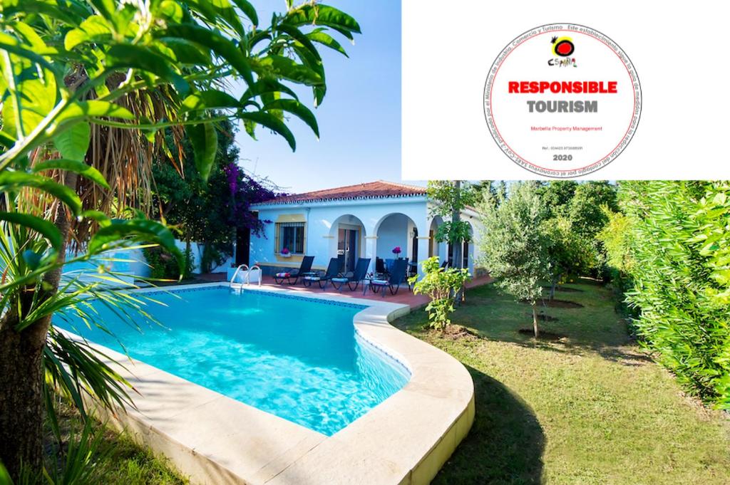 une villa avec une piscine et une maison dans l'établissement Villa Linda Vista, à Marbella