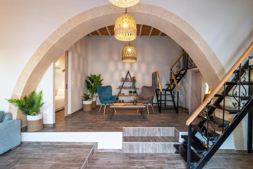 an archway in a living room with a table and chairs at Casa di Giorgio in Kattavía