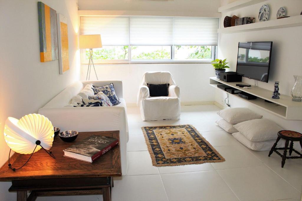 sala de estar con sofá y mesa en Leblon House I, en Río de Janeiro