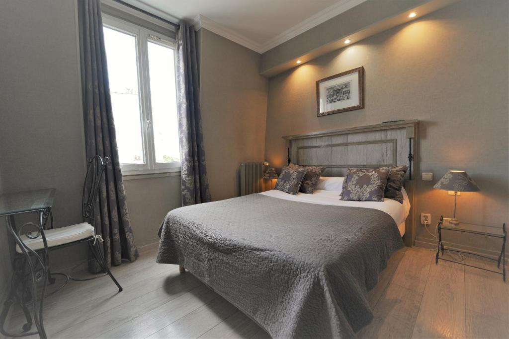 Llit o llits en una habitació de Hôtel du Château