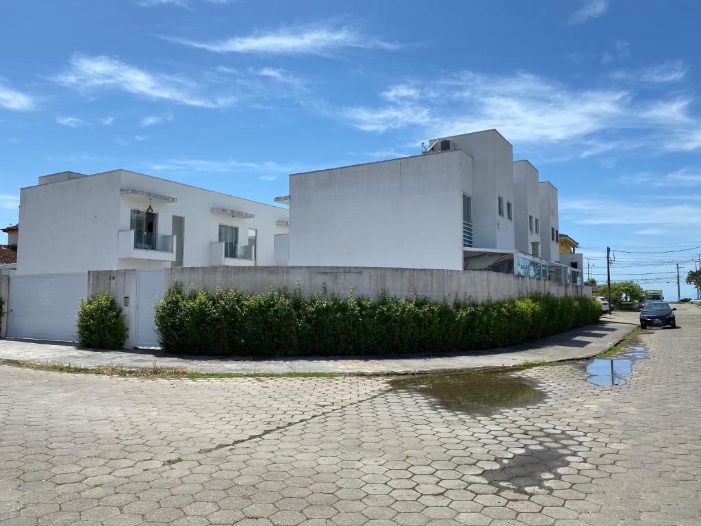  Linda Casa com 03 suítes 150 mts da praia