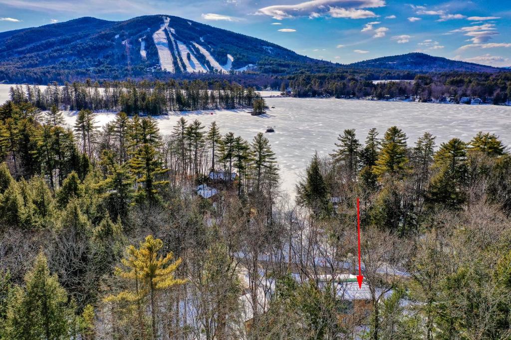 una vista aérea de una montaña cubierta de nieve en Lake Daze at Shawnee Peak, en Bridgton