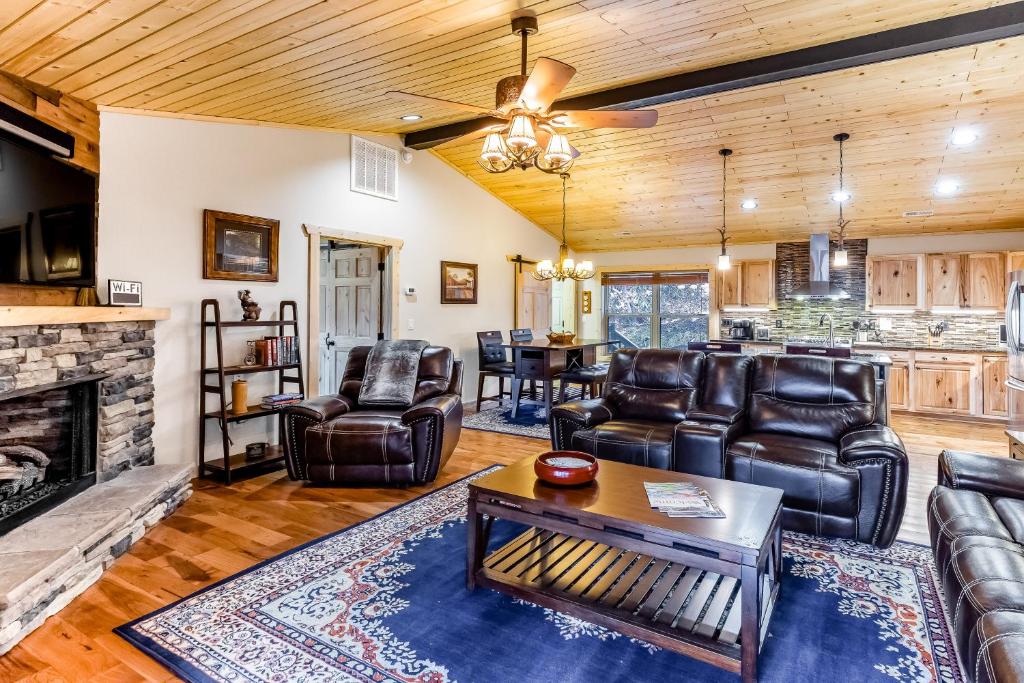 ein Wohnzimmer mit Ledermöbeln und einem Kamin in der Unterkunft Little Bear in Maggie Valley