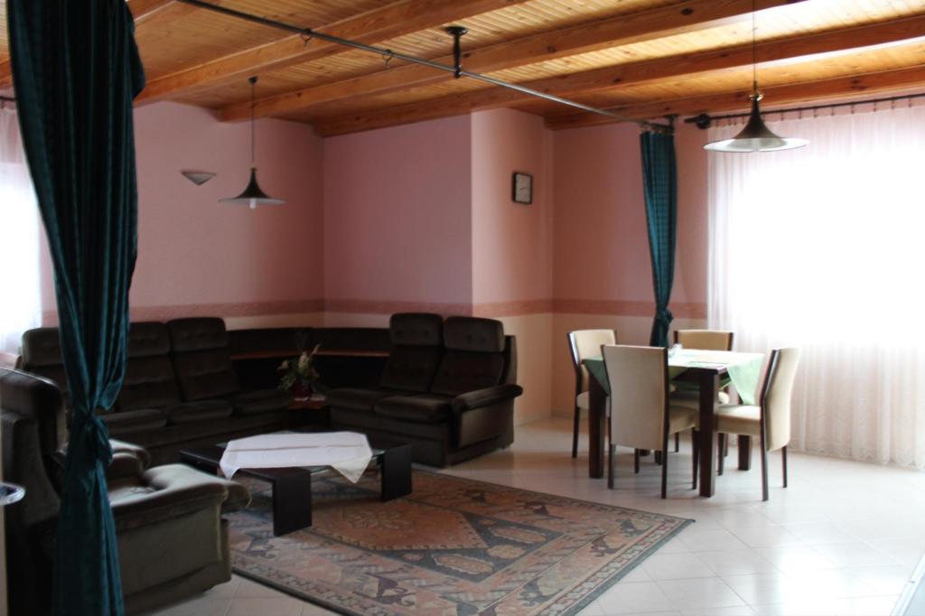 Posedenie v ubytovaní Cedar Apartment 3