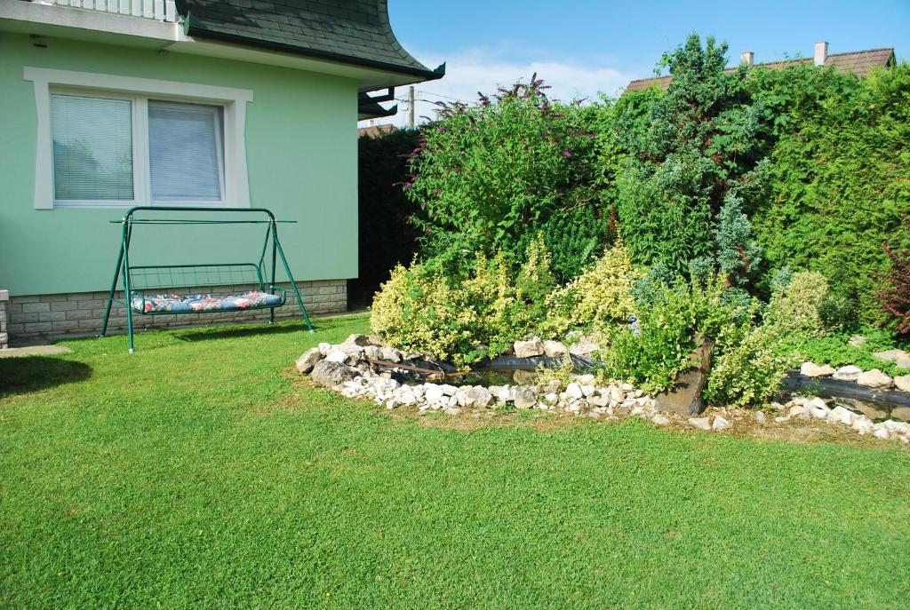 Vonkajšia záhrada v ubytovaní Cedar Apartment 3