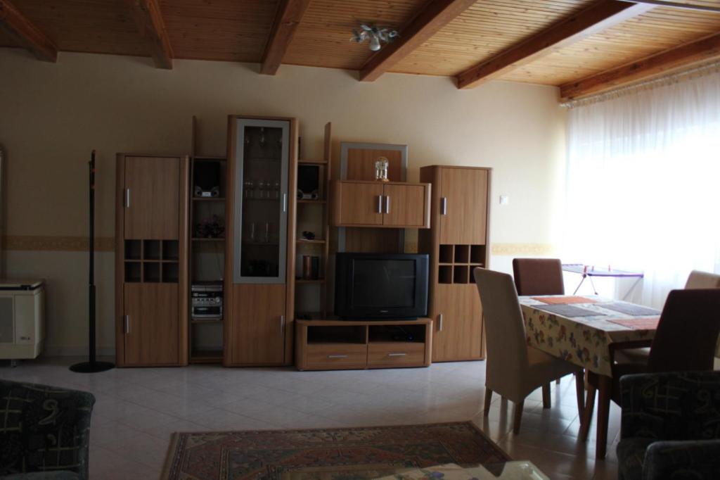 A kitchen or kitchenette at Cedar Apartment 4