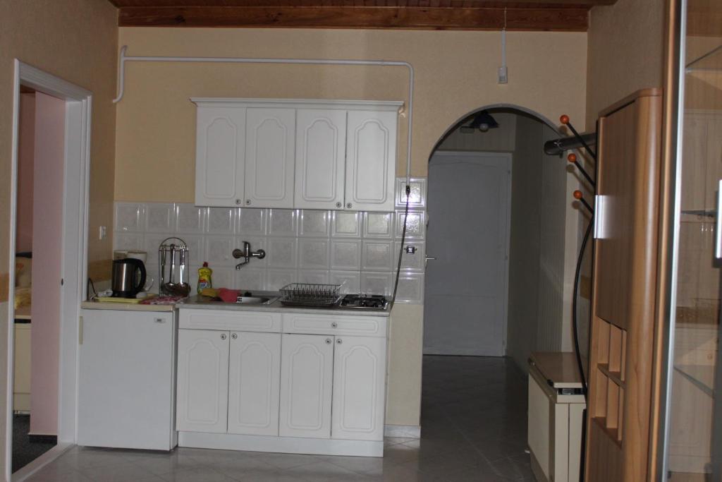 A kitchen or kitchenette at Cedar Apartment 4