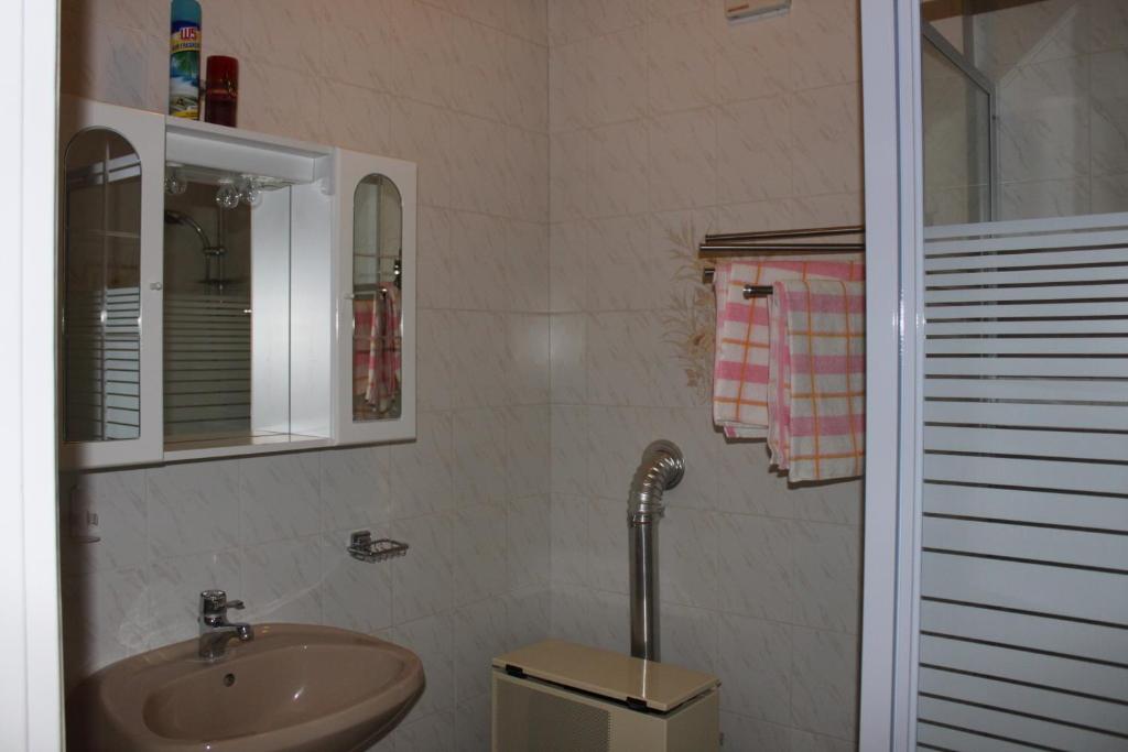 A bathroom at Cedar Apartment 4