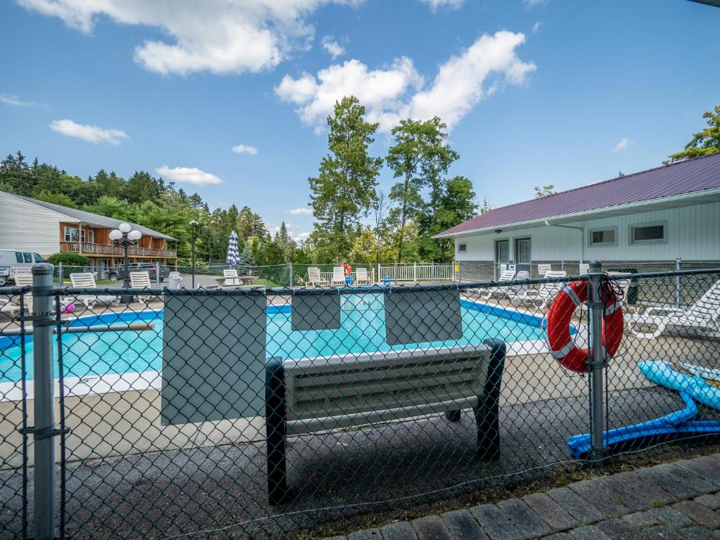Bazén v ubytování Lake 'N Pines Motel nebo v jeho okolí