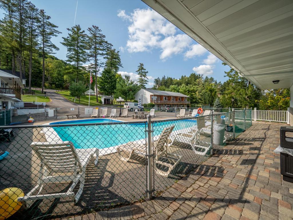 Bazén v ubytování Lake 'N Pines Motel nebo v jeho okolí