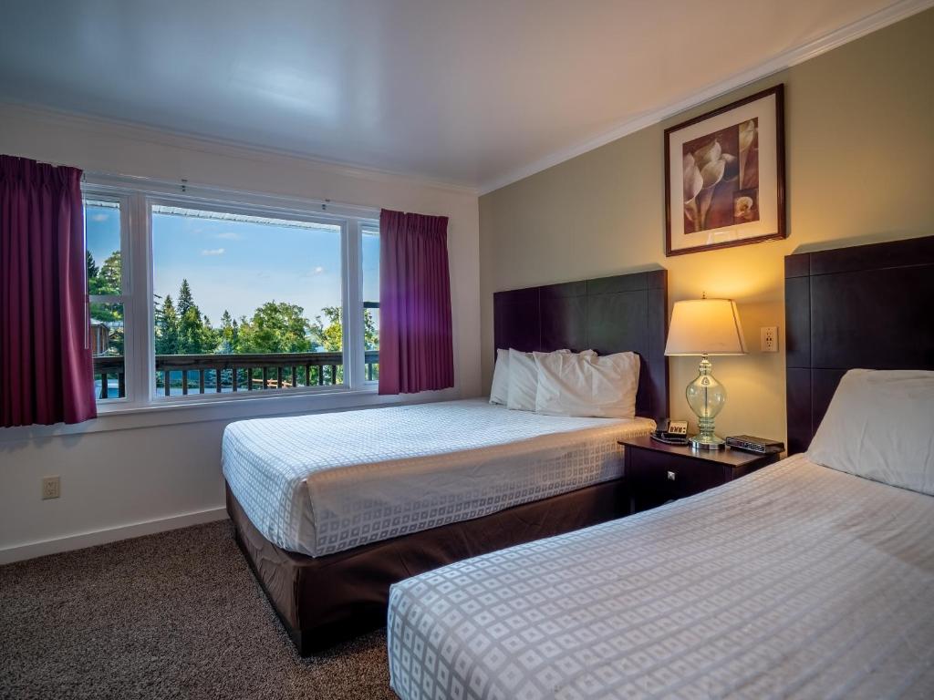 Lake 'N Pines Motel - Queen Room Met Twee Queensize Bedden