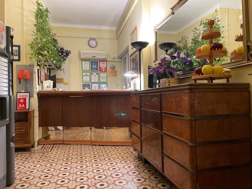 Pokój z biurkiem i owocami na górze w obiekcie Hotel Panorama Bologna Centro w Bolonii