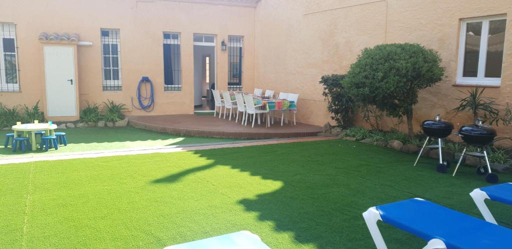 Vonkajšia záhrada v ubytovaní Casa con jardín a 30 metros de la playa. VC.