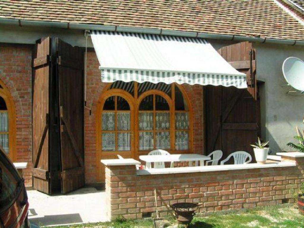 un patio con mesa y sillas en una casa en Holiday home- Boróka, en Helesfa