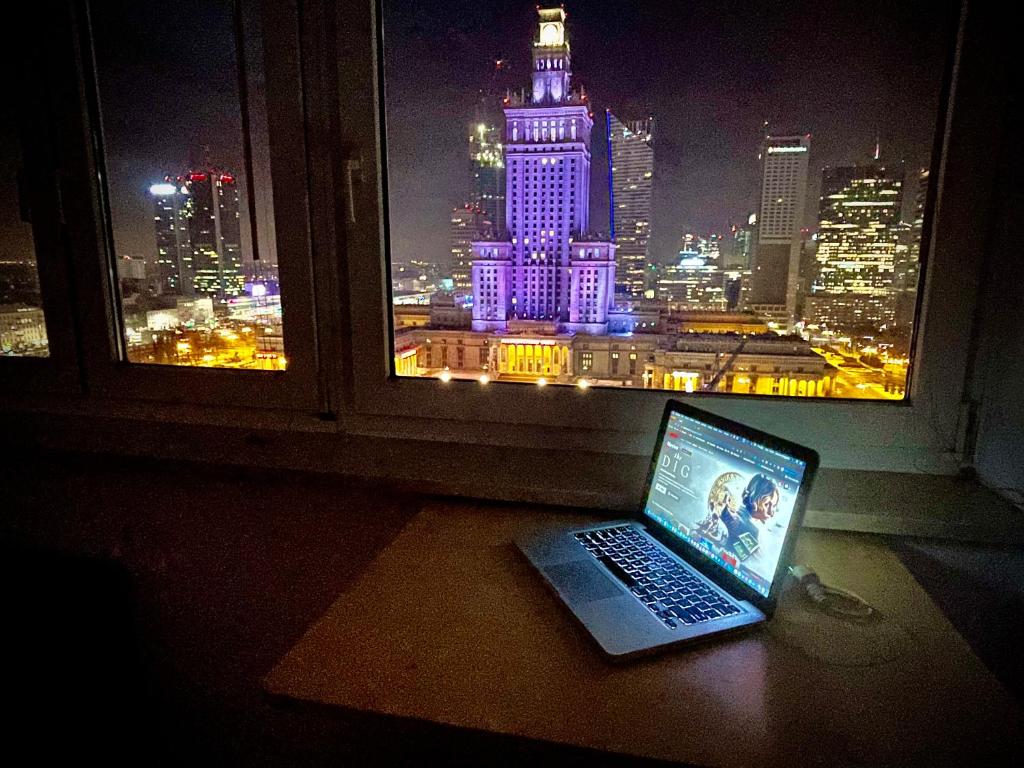 Televízia a/alebo spoločenská miestnosť v ubytovaní Super Apartament RED Centrum Best View in Town 2x Metro Fast WiFi 300 Mbs Netflix AppleTV SmartTV Spotify Panorama Miasta