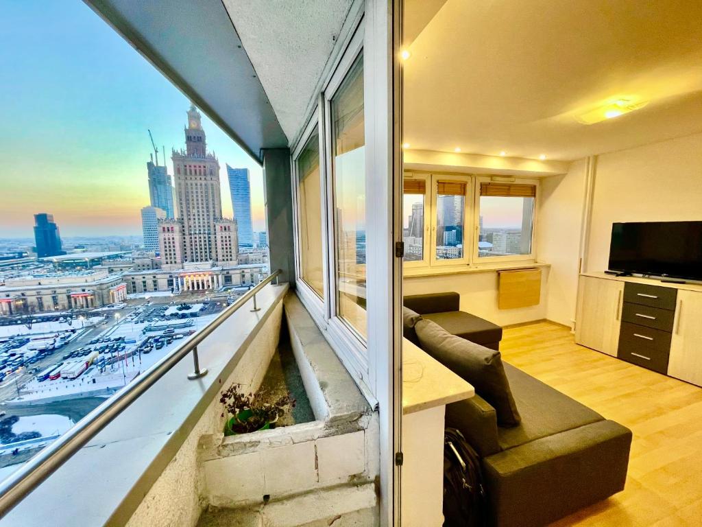 Televízia a/alebo spoločenská miestnosť v ubytovaní Super Apartament RED Centrum Best View in Town 2x Metro Fast WiFi 300 Mbs Netflix AppleTV SmartTV Spotify Panorama Miasta