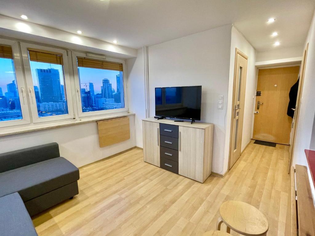 Televízia a/alebo spoločenská miestnosť v ubytovaní Super Apartament RED Centrum Best View in Town 2x Metro Fast WiFi 300 Mbs Netflix AppleTV SmartTV Spotify Panorama Miasta