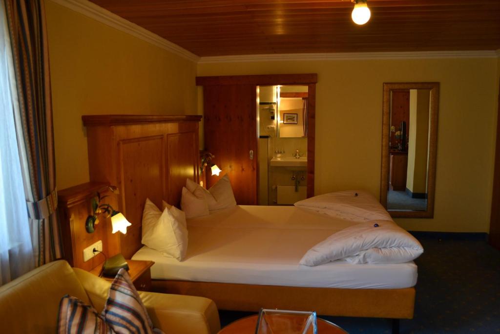 Postel nebo postele na pokoji v ubytování Hotel Alpenresi