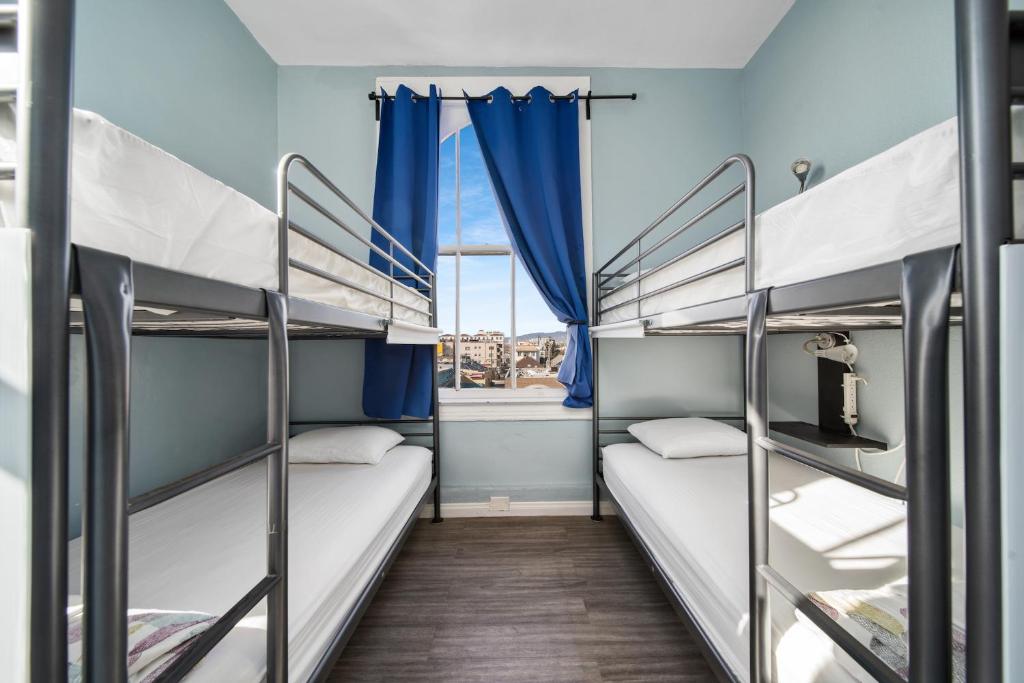 Postel nebo postele na pokoji v ubytování Samesun Venice Beach Hotel & Hostel
