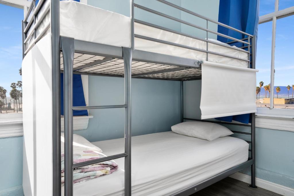 Palanda nebo palandy na pokoji v ubytování Samesun Venice Beach Hotel & Hostel