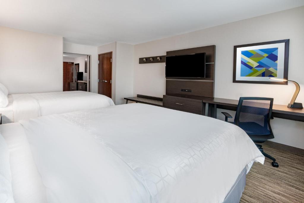 Holiday Inn Express & Suites Trinidad by IHG - Suite Doble Queen Con Vistas A La Montaña
