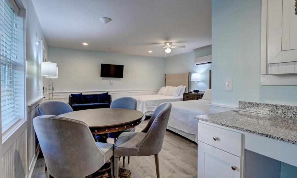 Loggerhead Inn and Suites - Deluxe Queen Suite