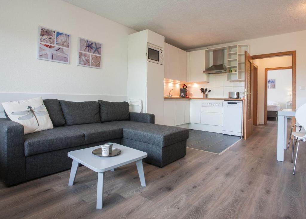 een woonkamer met een bank en een tafel bij Ferienwohnung - Am Roten Kreuz 11 in Winterberg