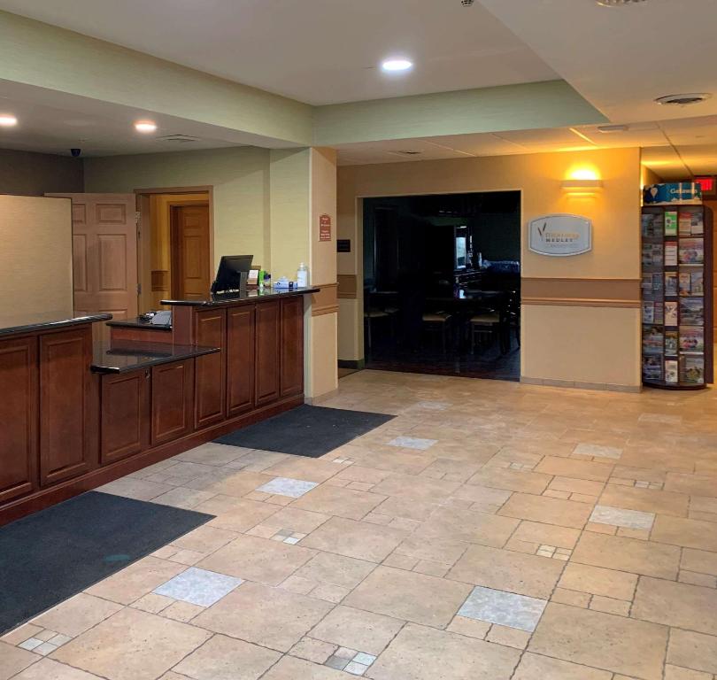 eine Lobby mit einem Wartebereich mit einem Schreibtisch und einem Tisch in der Unterkunft Sleep Inn & Suites Gettysburg in Gettysburg