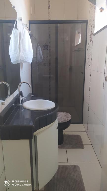 Koupelna v ubytování Pousada Quarto Suíte Famíliar com ar,frigobar, wi fi e garagem