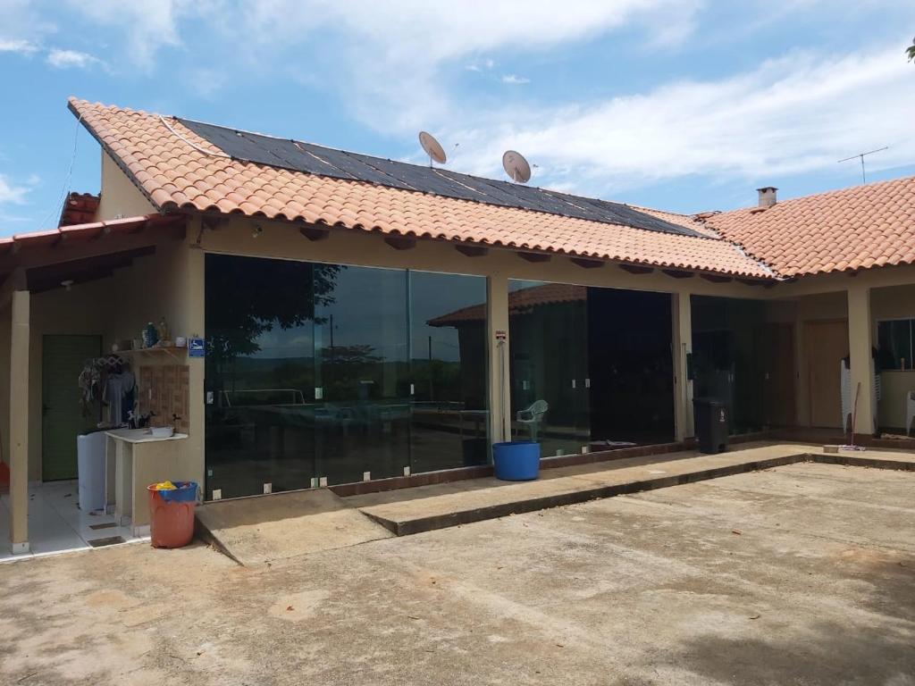特林达迪SONHO DE CHACARA PIQUIA II的屋顶上有一个太阳能屋顶的房子