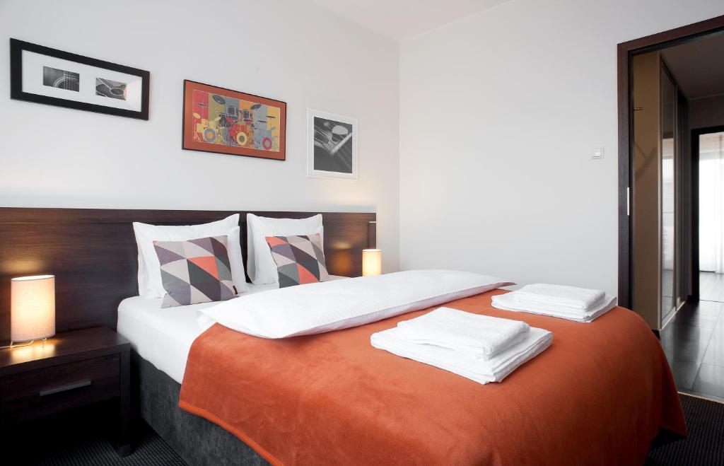 Postel nebo postele na pokoji v ubytování Apartamenty Starówka - Melody