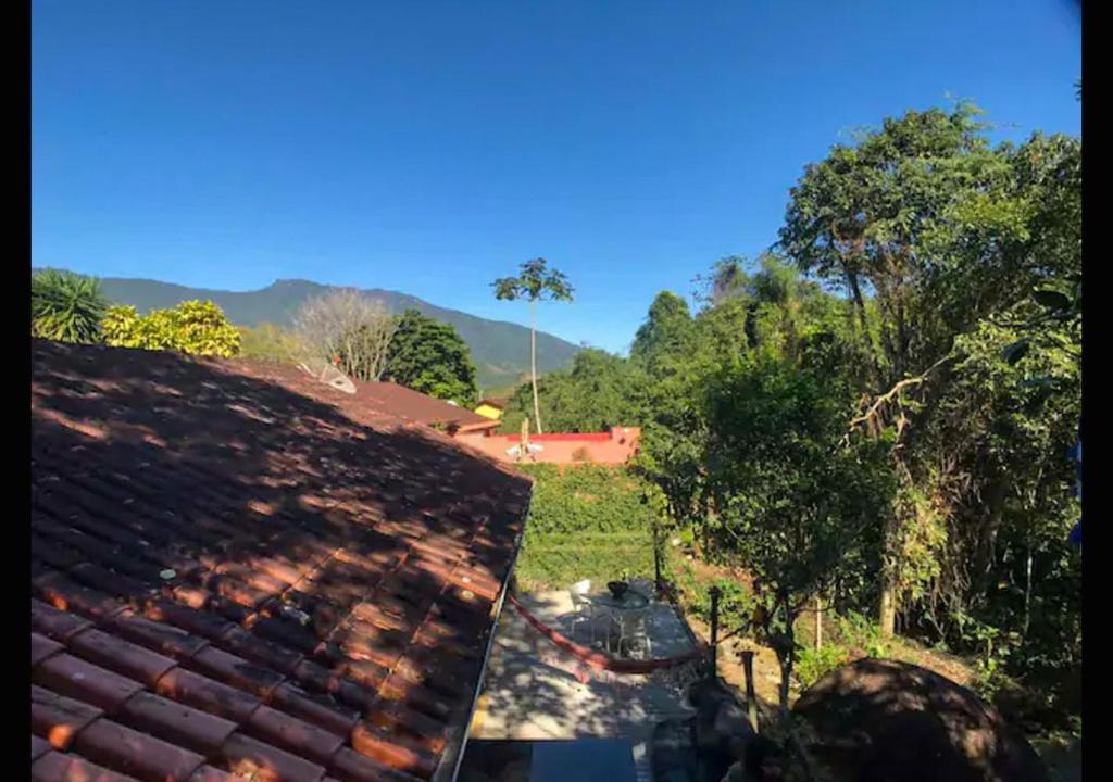  Chalezinho na Mata próximo à Cachoeira - Cocaia135