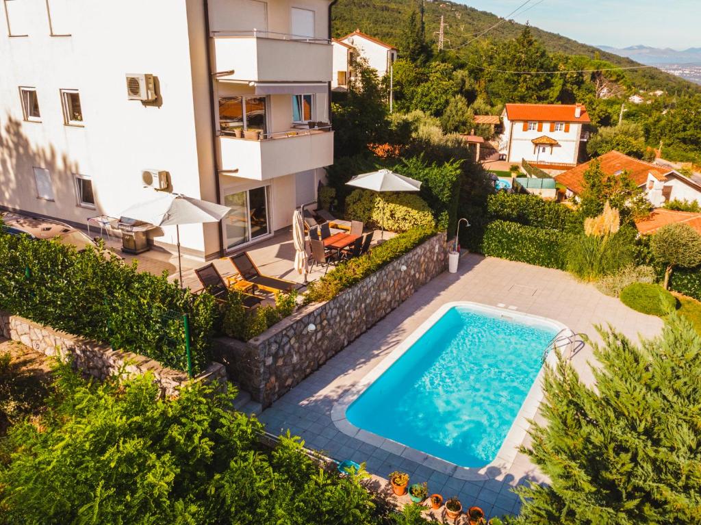 Bazén v ubytovaní Pool Apartment Maurina Opatija with sea view alebo v jeho blízkosti