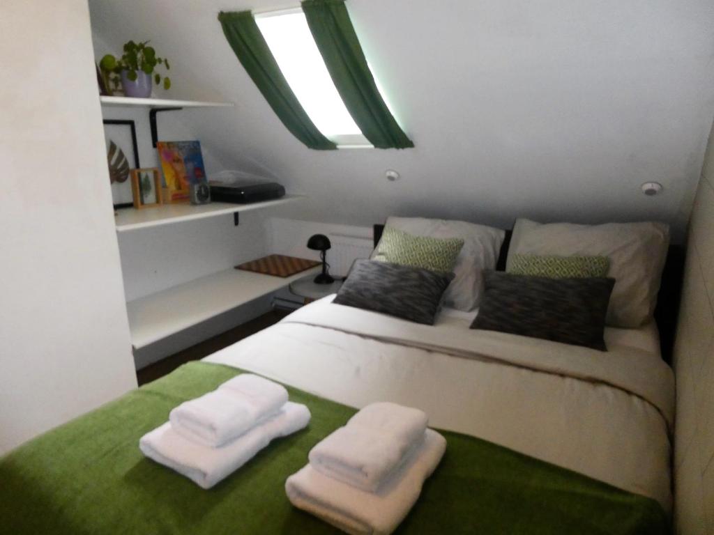 um quarto com uma cama com duas toalhas em Studio Hugo em Nijmegen