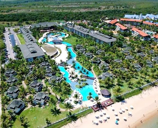 Una vista aérea de un complejo turístico con un parque acuático. en Beach Class Muro Alto - Dele's Flat, en Porto de Galinhas