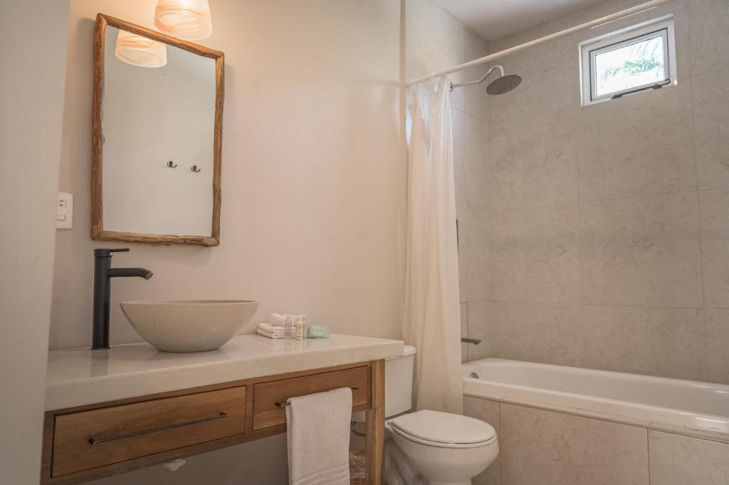 Koupelna v ubytování Agam Hotel