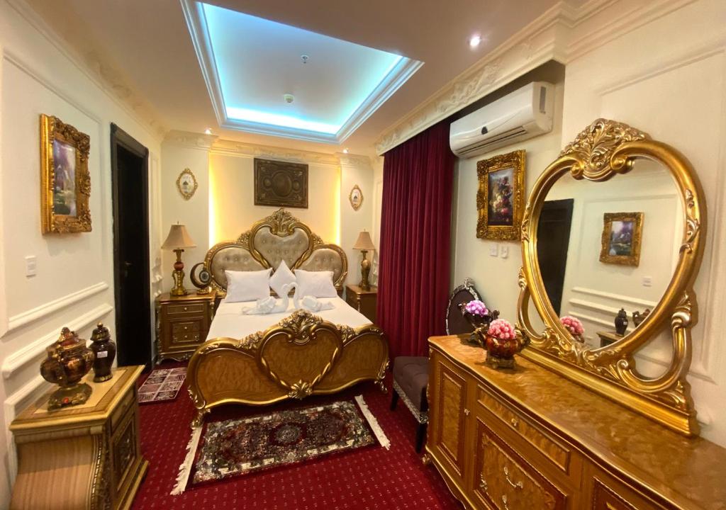 Postel nebo postele na pokoji v ubytování Majestic Hotel