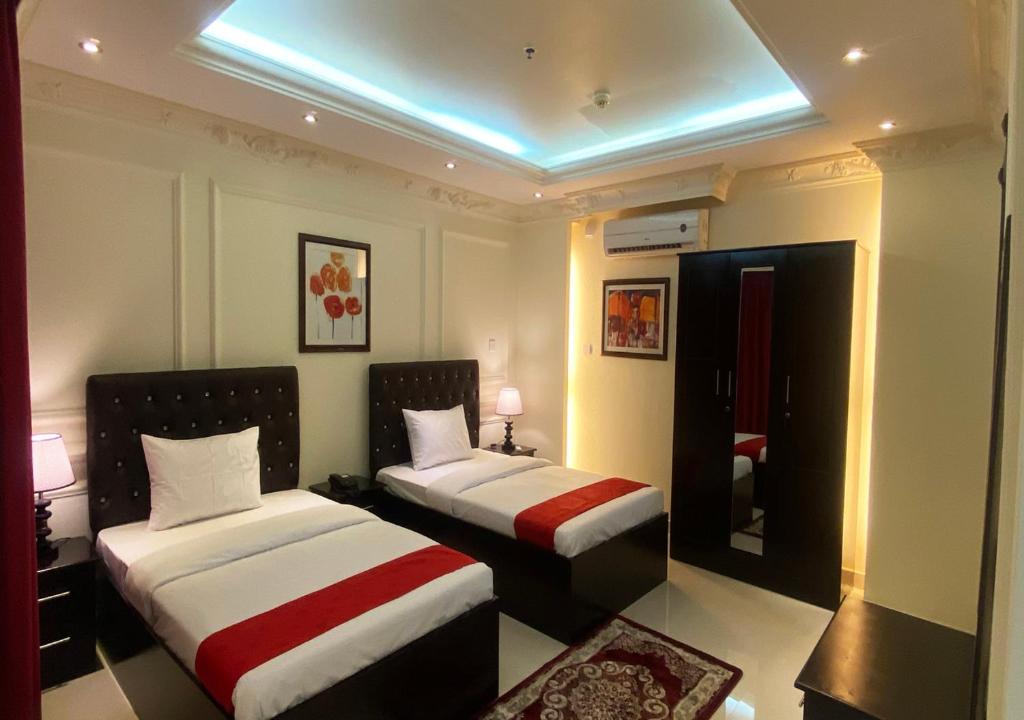 Postel nebo postele na pokoji v ubytování Majestic Hotel