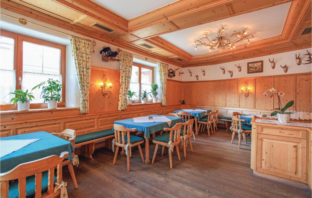 Reštaurácia alebo iné gastronomické zariadenie v ubytovaní Ferienwohnung Kirchberg